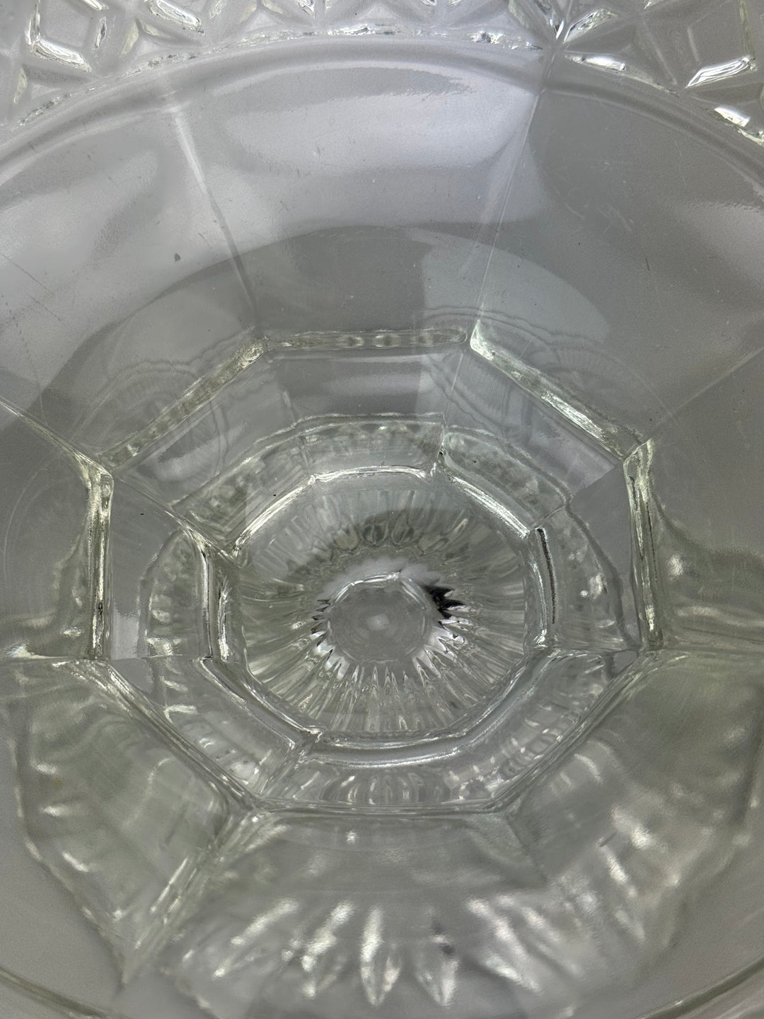Centrotavola vintage in vetro molato e inciso