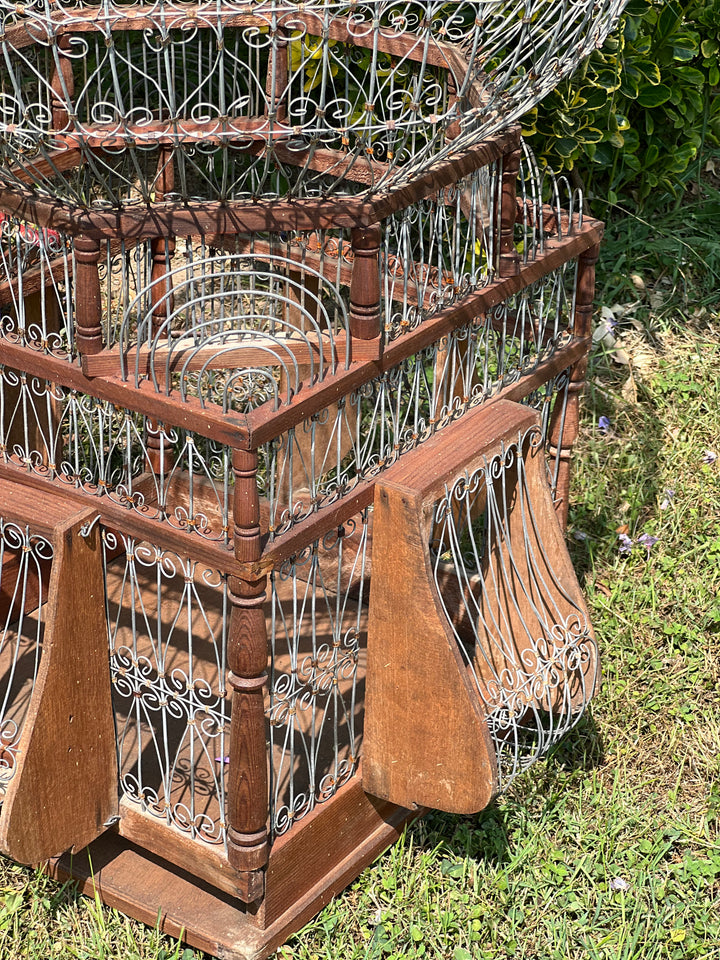 Grande Voliera Vintage in Metallo e Legno – Lavorazione Artigianale con Motivi a Ricciolo