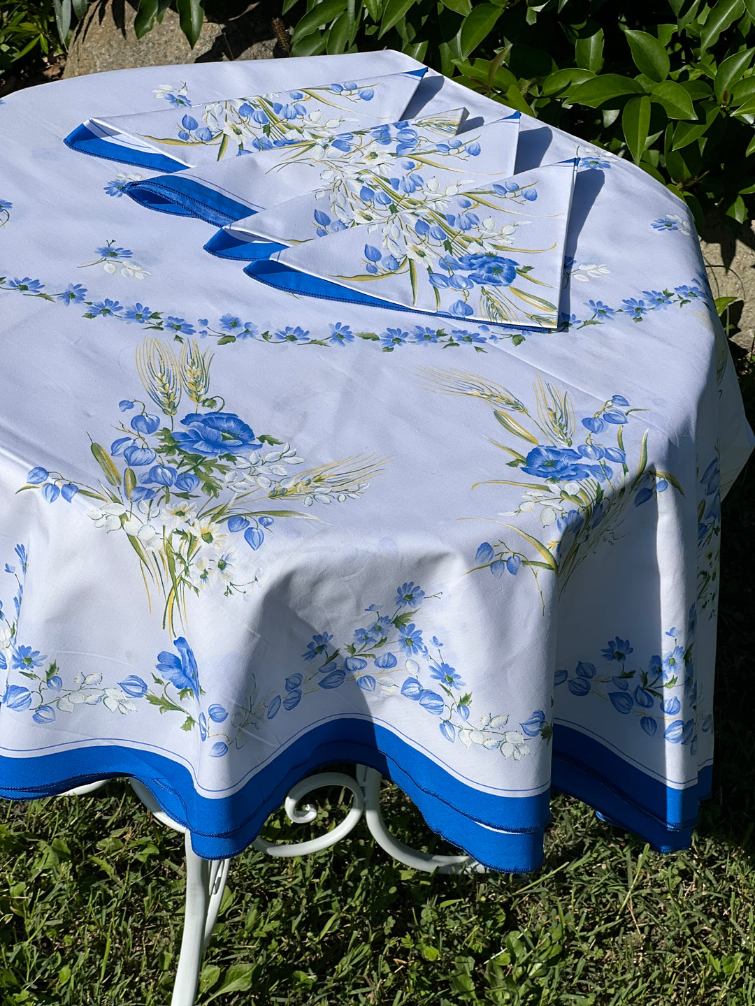 Tovaglia ovale con 12 Tovaglioli coordinati in cotone decoro floreale blu