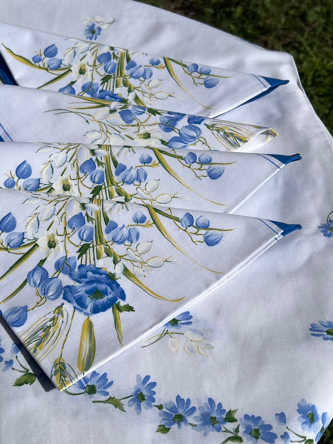 Tovaglia ovale con 12 Tovaglioli coordinati in cotone decoro floreale blu