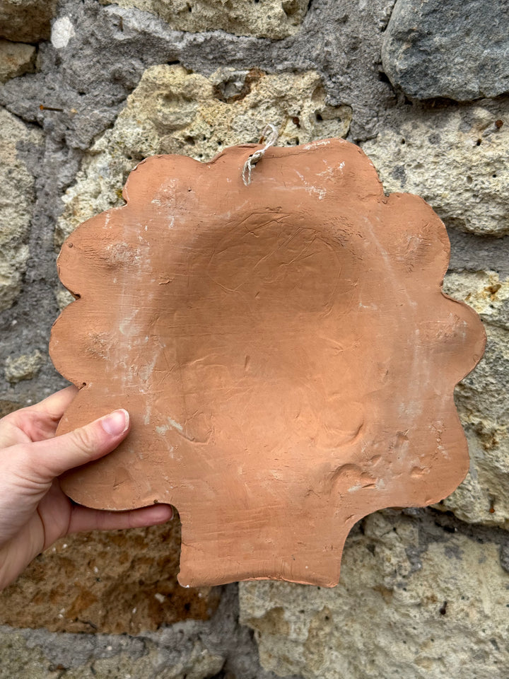 Decorazione da parete in terracotta con volto femminile