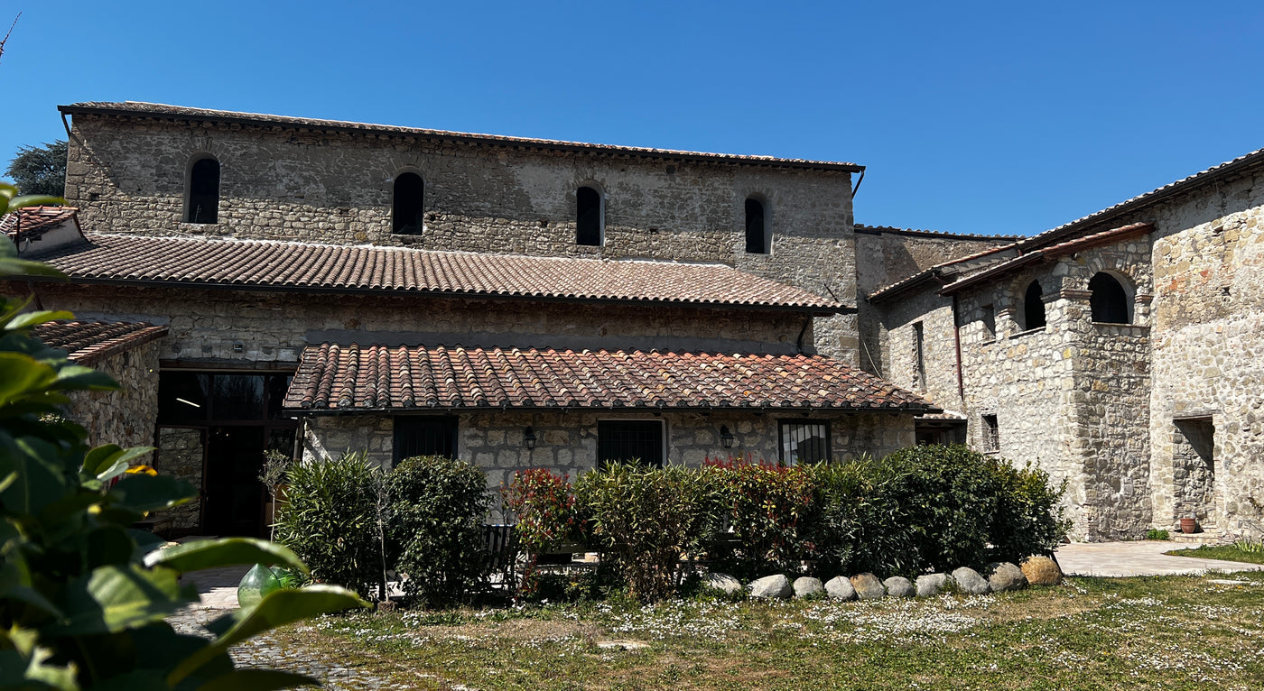 Esterno del negozio. Un antico casale del 1500, in passato cambio di posta e osteria. Pareti in pietra, soffitti a travi: il luogo perfetto per accogliere i nostri oggetti e mobili vintage, di antiquariato e design tra cui lampade, tavoli, sedie, poltrone