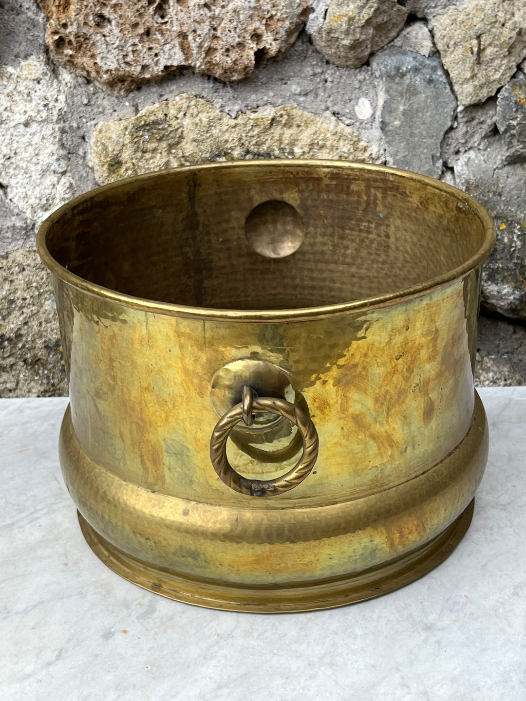 Cachepot in Ottone Martellato con Manici Ad Anello – Vintage, Grande Formato