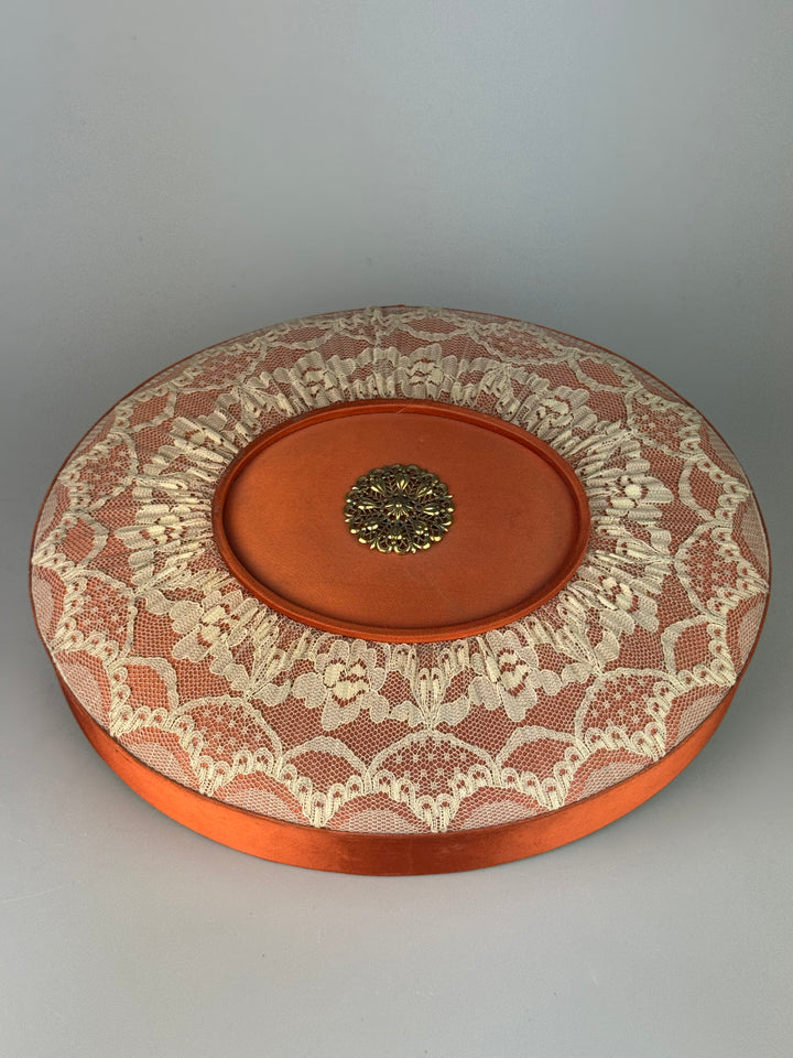 Scatola in cartone vintage Alemagna con tessuto arancione e pizzo