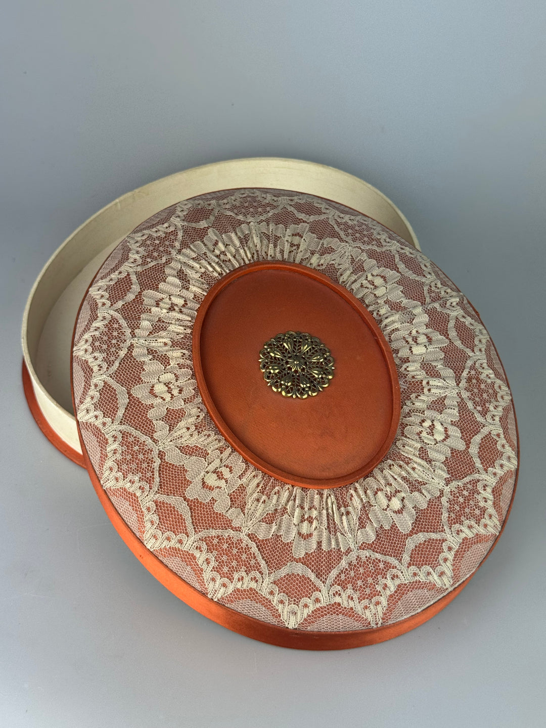 Scatola in cartone vintage Alemagna con tessuto arancione e pizzo