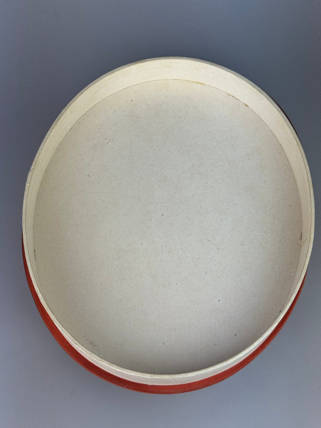Scatola in cartone vintage Alemagna con tessuto arancione e pizzo