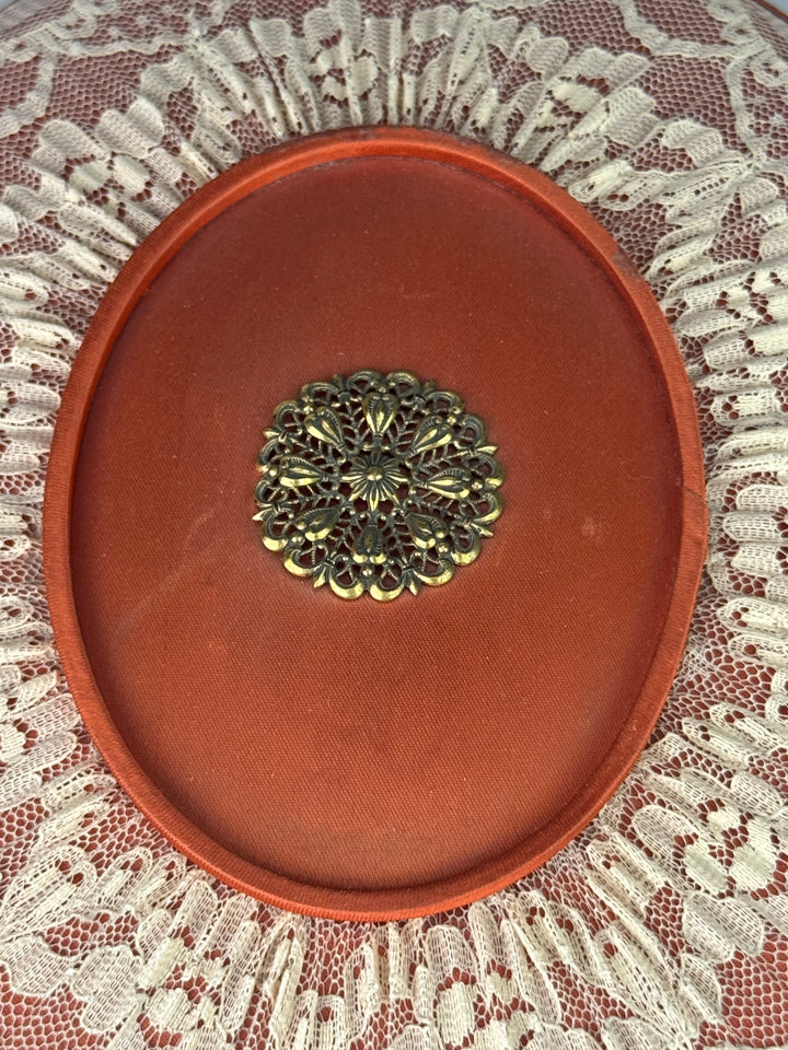 Scatola in cartone vintage Alemagna con tessuto arancione e pizzo