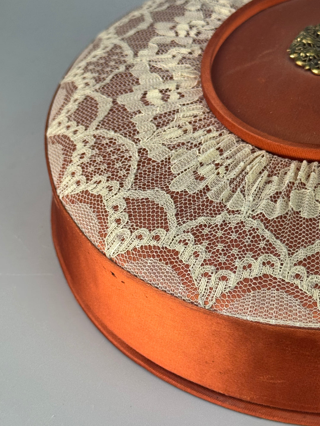 Scatola in cartone vintage Alemagna con tessuto arancione e pizzo