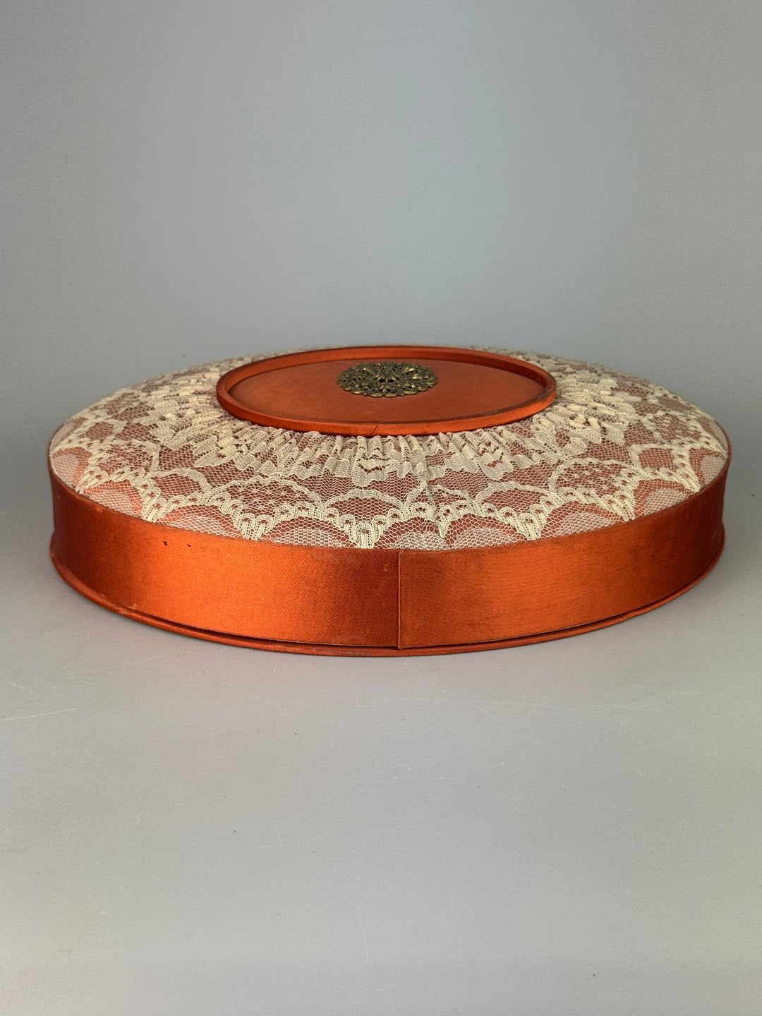 Scatola in cartone vintage Alemagna con tessuto arancione e pizzo