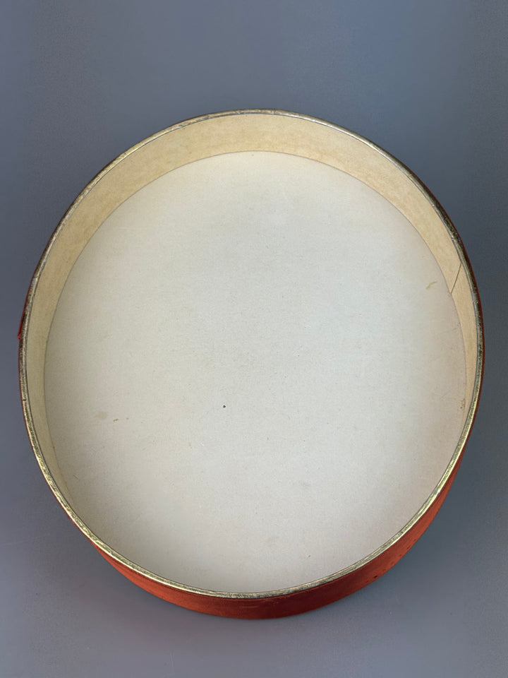 Scatola in cartone vintage Alemagna con tessuto arancione e pizzo