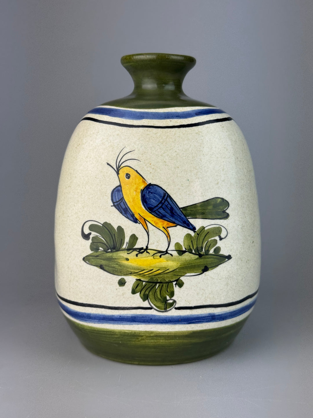 Vaso vintage in ceramica dipinta a mano con uccello verde, blu e giallo