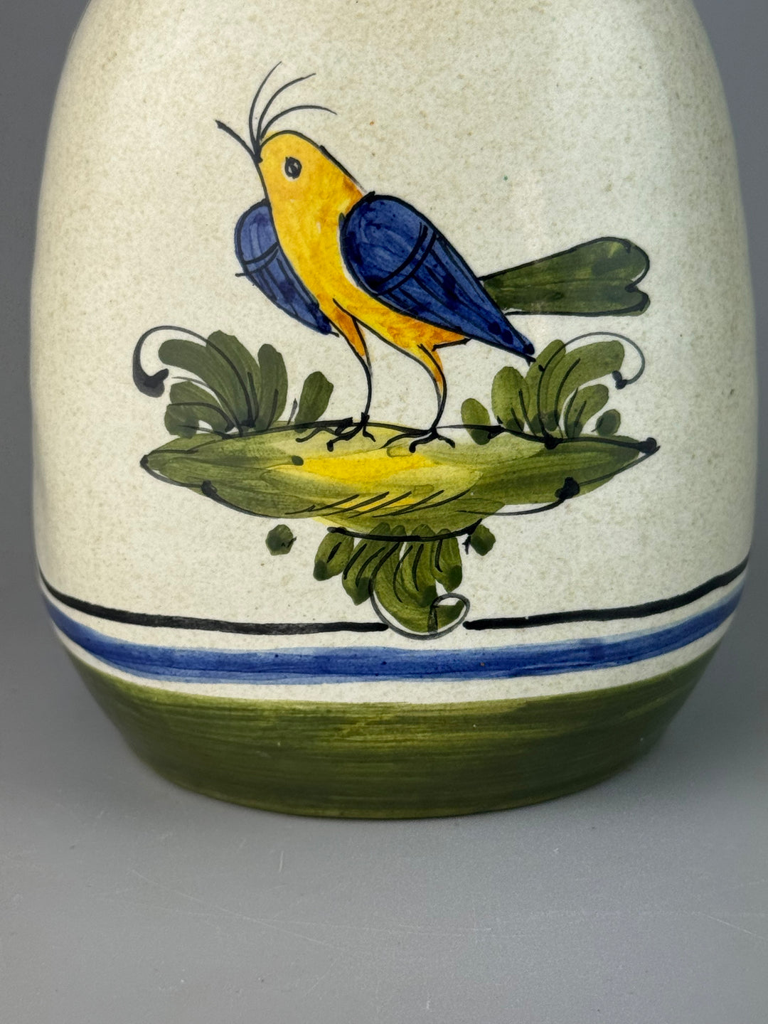Vaso vintage in ceramica dipinta a mano con uccello verde, blu e giallo