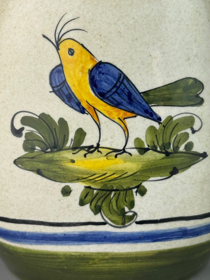 Vaso vintage in ceramica dipinta a mano con uccello verde, blu e giallo
