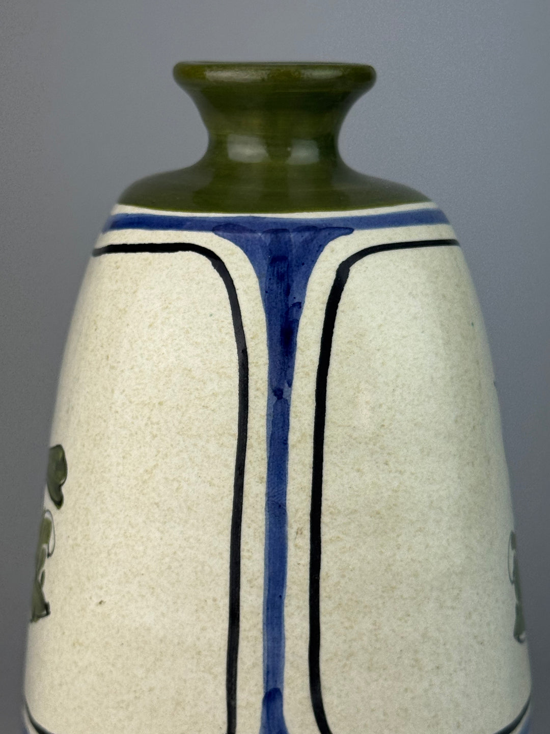 Vaso vintage in ceramica dipinta a mano con uccello verde, blu e giallo