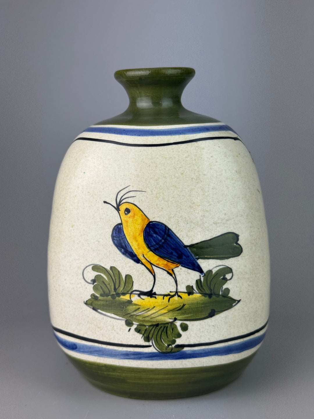 Vaso vintage in ceramica dipinta a mano con uccello verde, blu e giallo