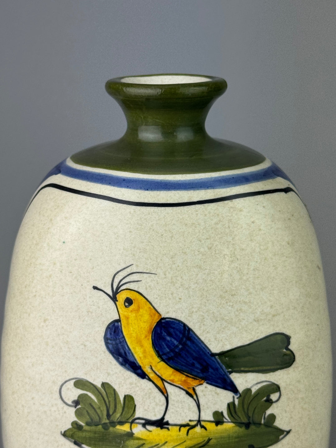 Vaso vintage in ceramica dipinta a mano con uccello verde, blu e giallo