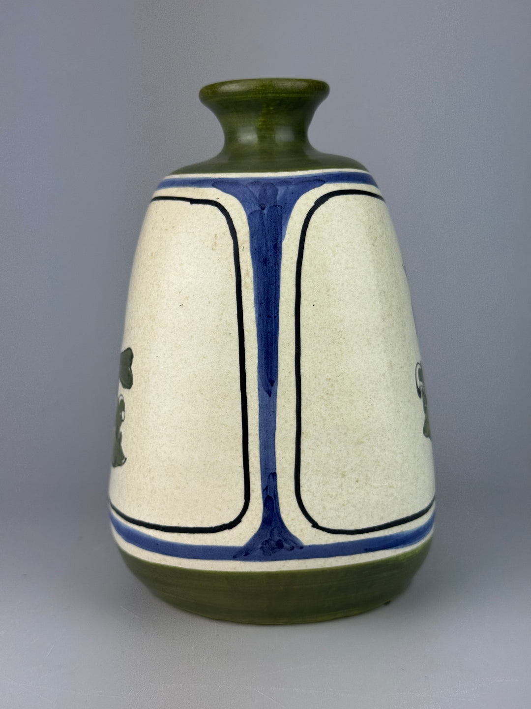 Vaso vintage in ceramica dipinta a mano con uccello verde, blu e giallo