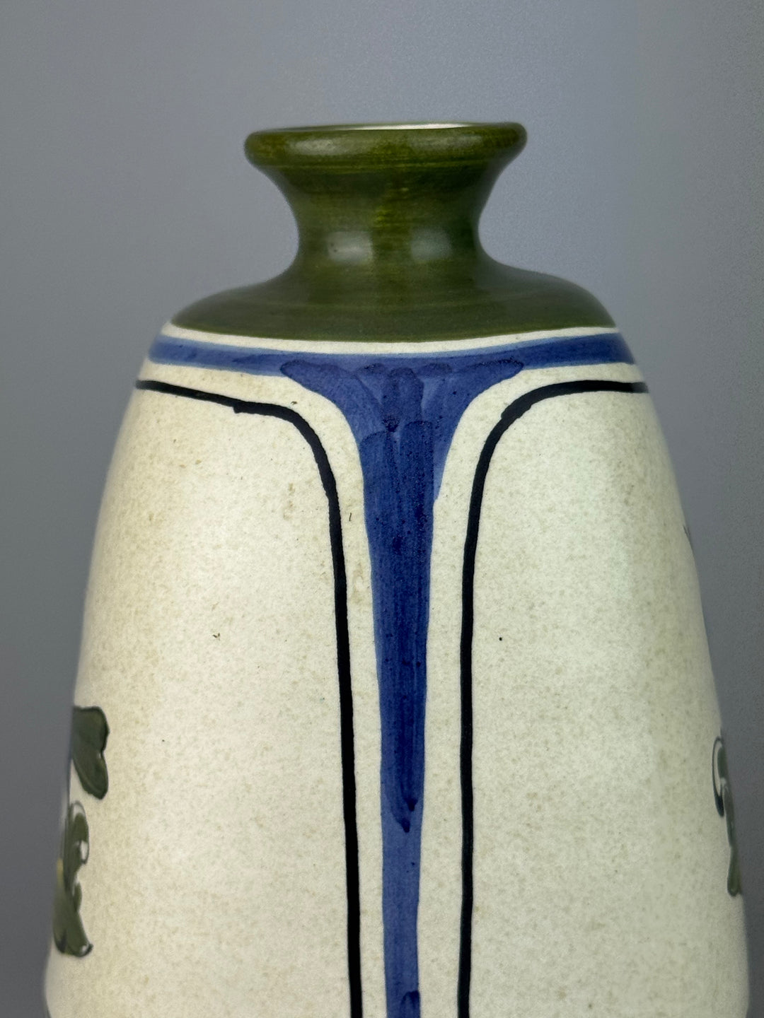 Vaso vintage in ceramica dipinta a mano con uccello verde, blu e giallo