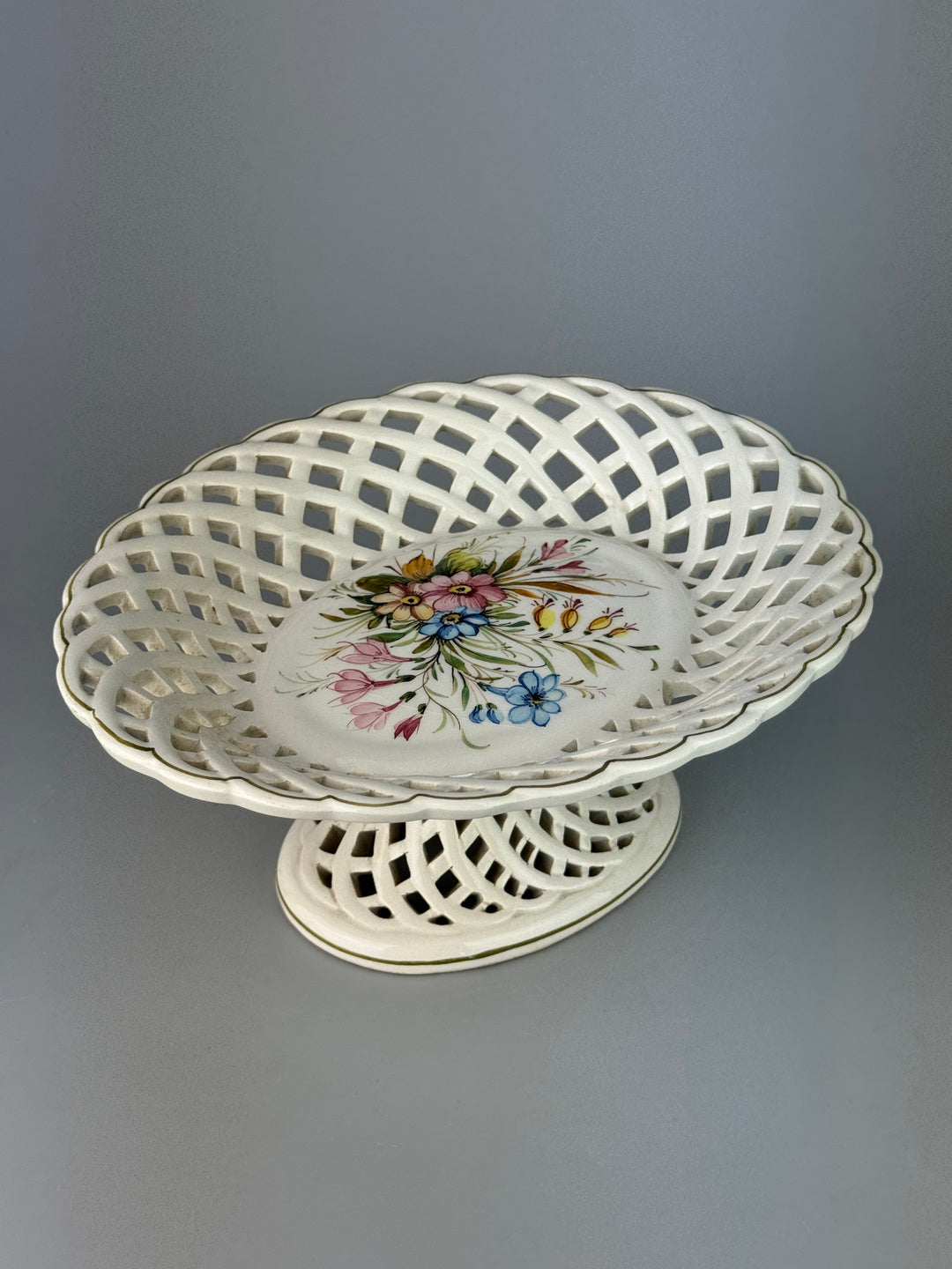 Alzata in ceramica traforata con fiori dipinti a mano manifattura A. Zen Nove