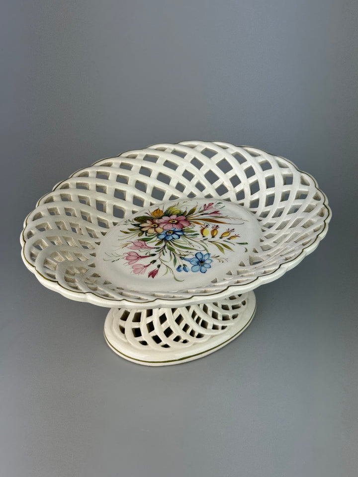 Alzata in ceramica traforata con fiori dipinti a mano manifattura A. Zen Nove