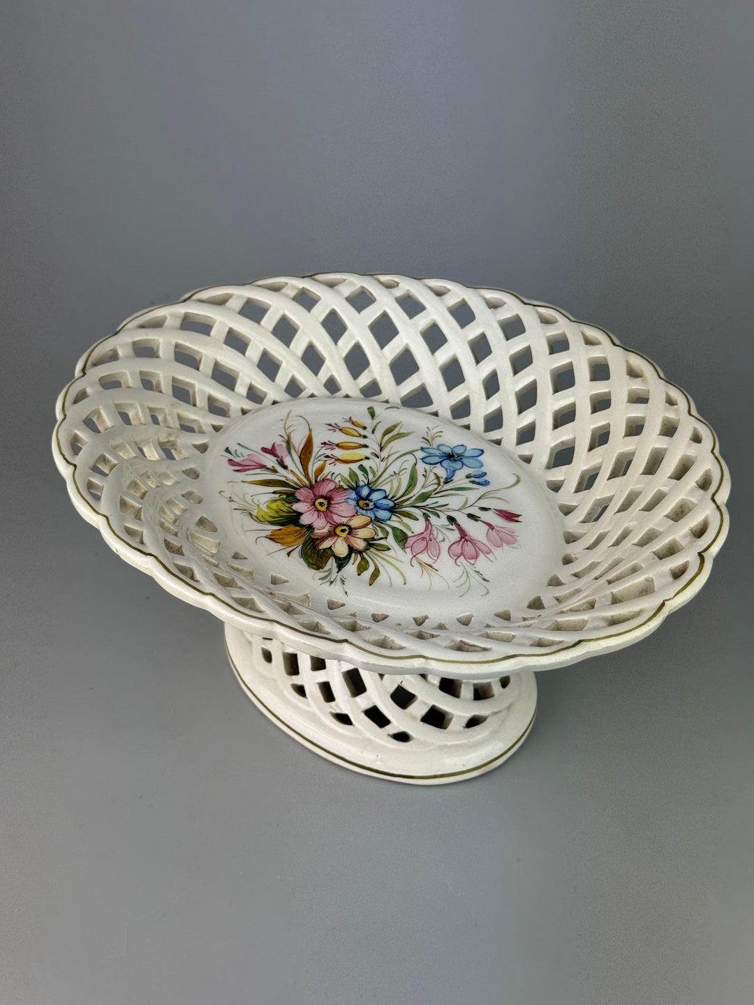 Alzata in ceramica traforata con fiori dipinti a mano manifattura A. Zen Nove