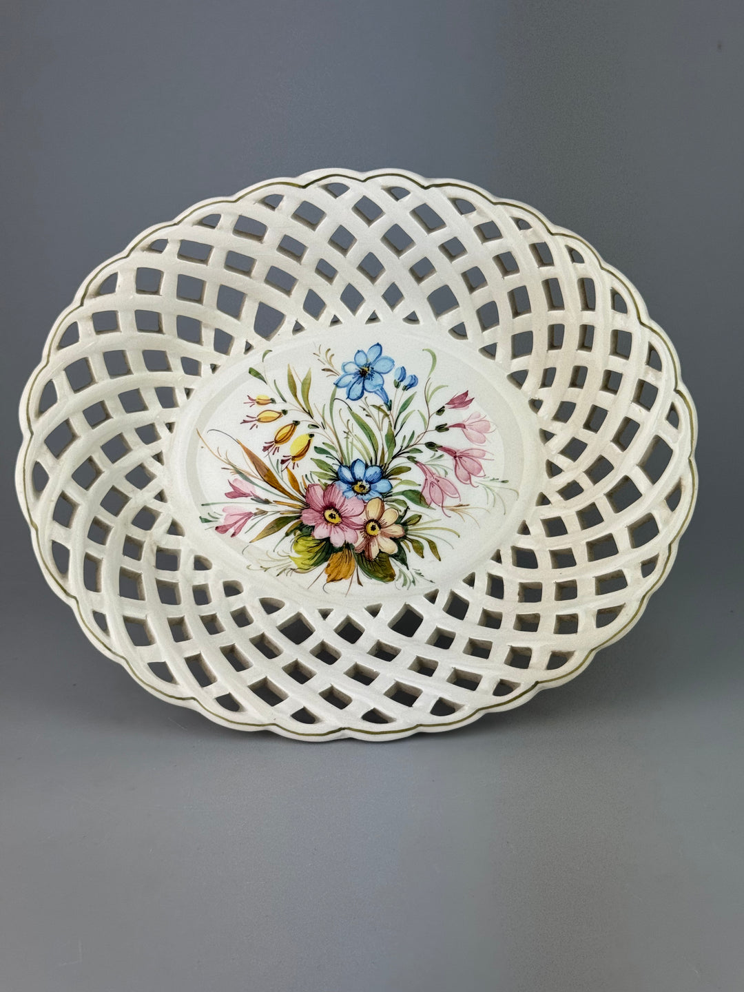 Alzata in ceramica traforata con fiori dipinti a mano manifattura A. Zen Nove