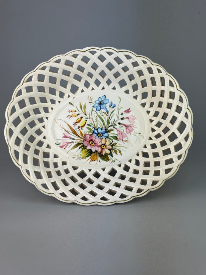 Alzata in ceramica traforata con fiori dipinti a mano manifattura A. Zen Nove