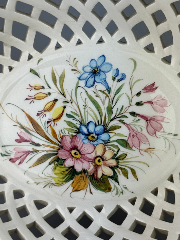 Alzata in ceramica traforata con fiori dipinti a mano manifattura A. Zen Nove