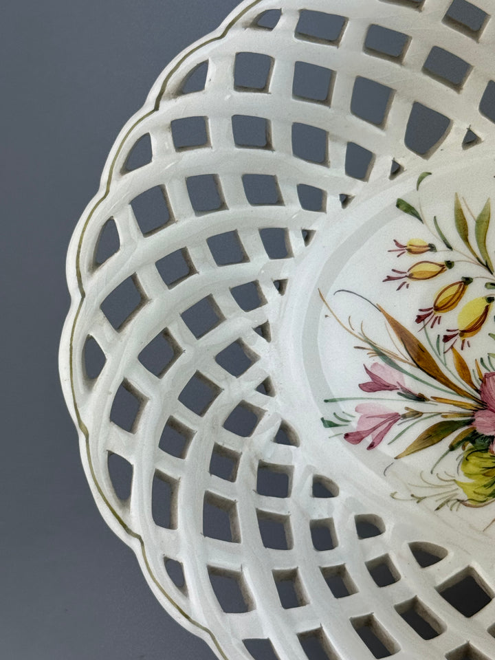 Alzata in ceramica traforata con fiori dipinti a mano manifattura A. Zen Nove