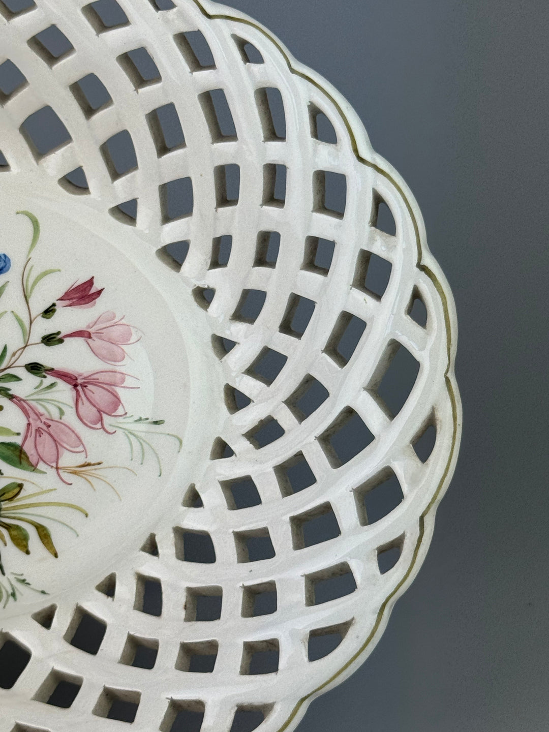 Alzata in ceramica traforata con fiori dipinti a mano manifattura A. Zen Nove