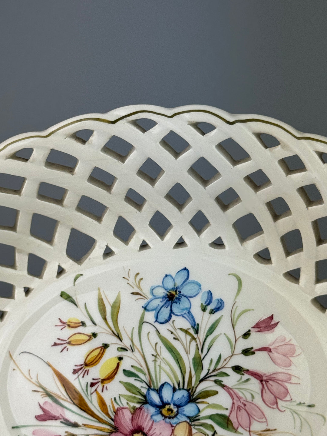 Alzata in ceramica traforata con fiori dipinti a mano manifattura A. Zen Nove