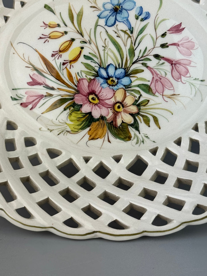 Alzata in ceramica traforata con fiori dipinti a mano manifattura A. Zen Nove