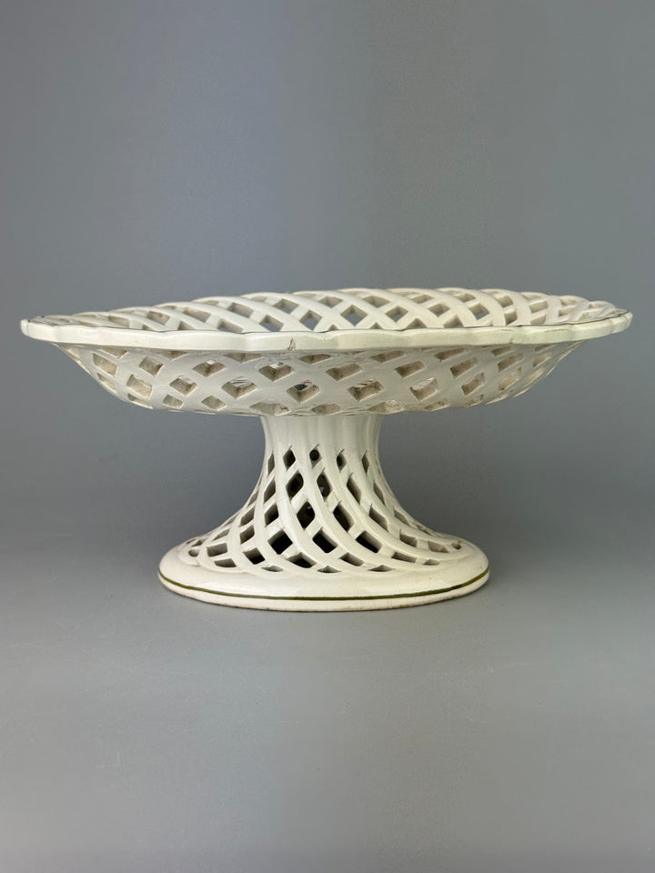 Alzata in ceramica traforata con fiori dipinti a mano manifattura A. Zen Nove