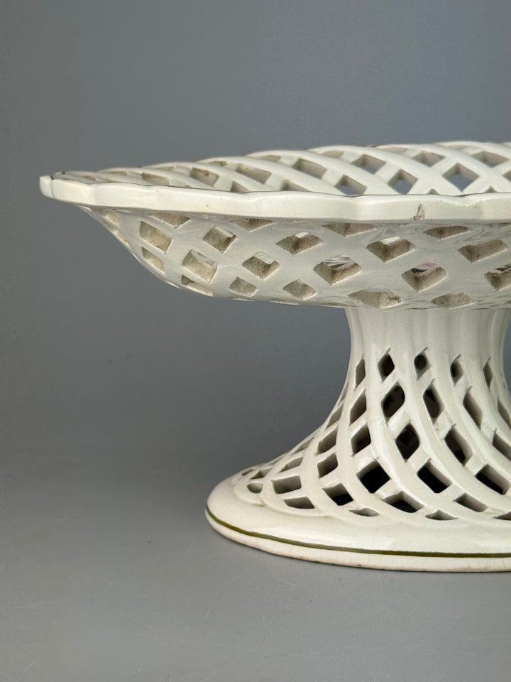 Alzata in ceramica traforata con fiori dipinti a mano manifattura A. Zen Nove
