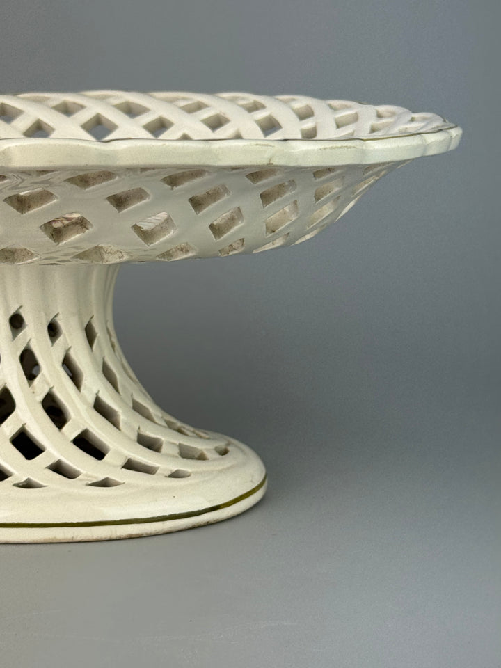 Alzata in ceramica traforata con fiori dipinti a mano manifattura A. Zen Nove