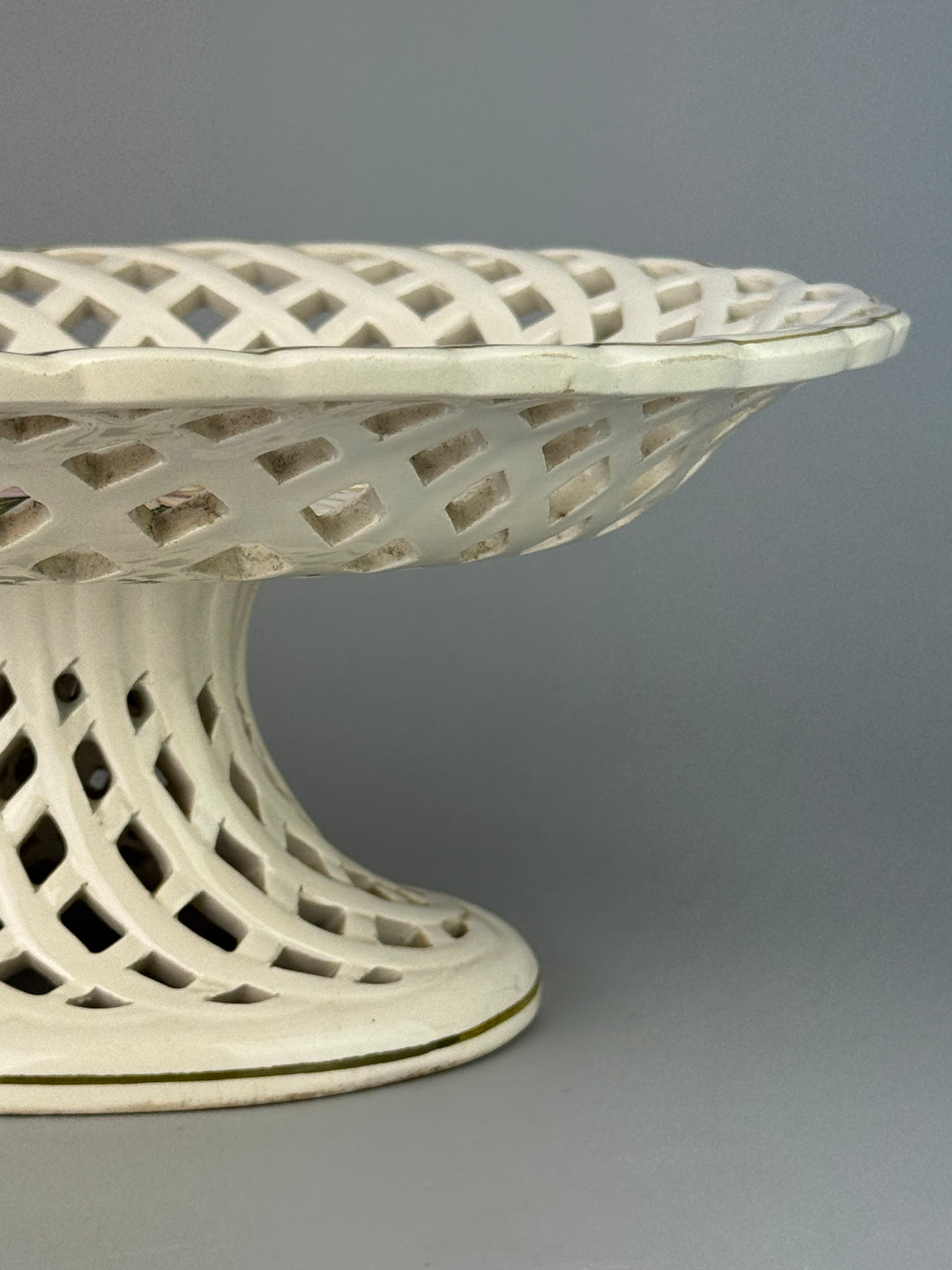 Alzata in ceramica traforata con fiori dipinti a mano manifattura A. Zen Nove