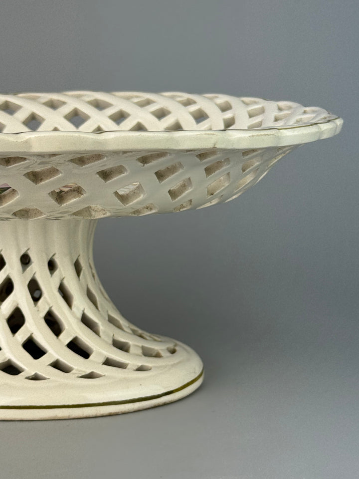 Alzata in ceramica traforata con fiori dipinti a mano manifattura A. Zen Nove
