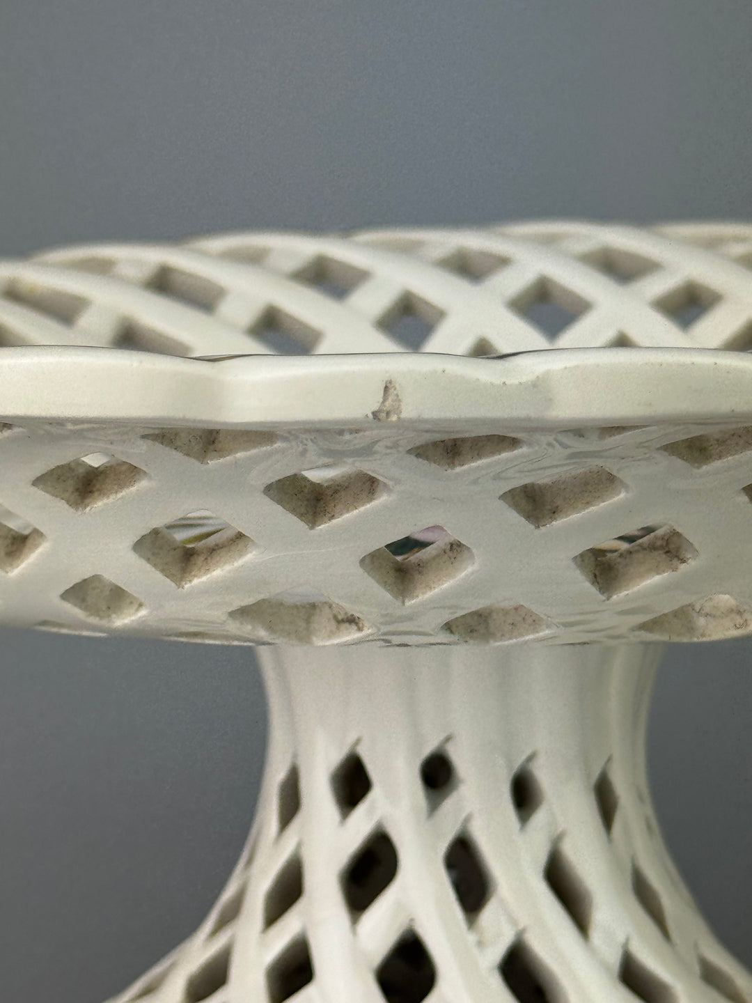 Alzata in ceramica traforata con fiori dipinti a mano manifattura A. Zen Nove
