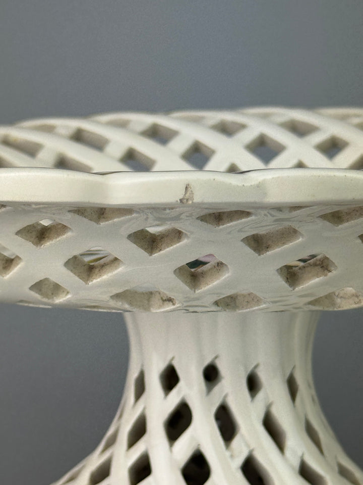 Alzata in ceramica traforata con fiori dipinti a mano manifattura A. Zen Nove