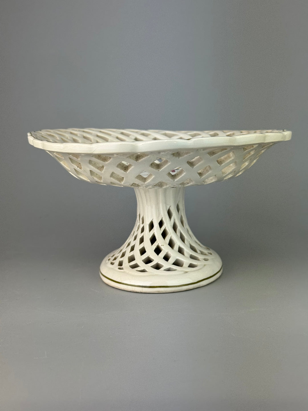 Alzata in ceramica traforata con fiori dipinti a mano manifattura A. Zen Nove