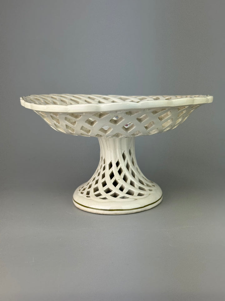 Alzata in ceramica traforata con fiori dipinti a mano manifattura A. Zen Nove