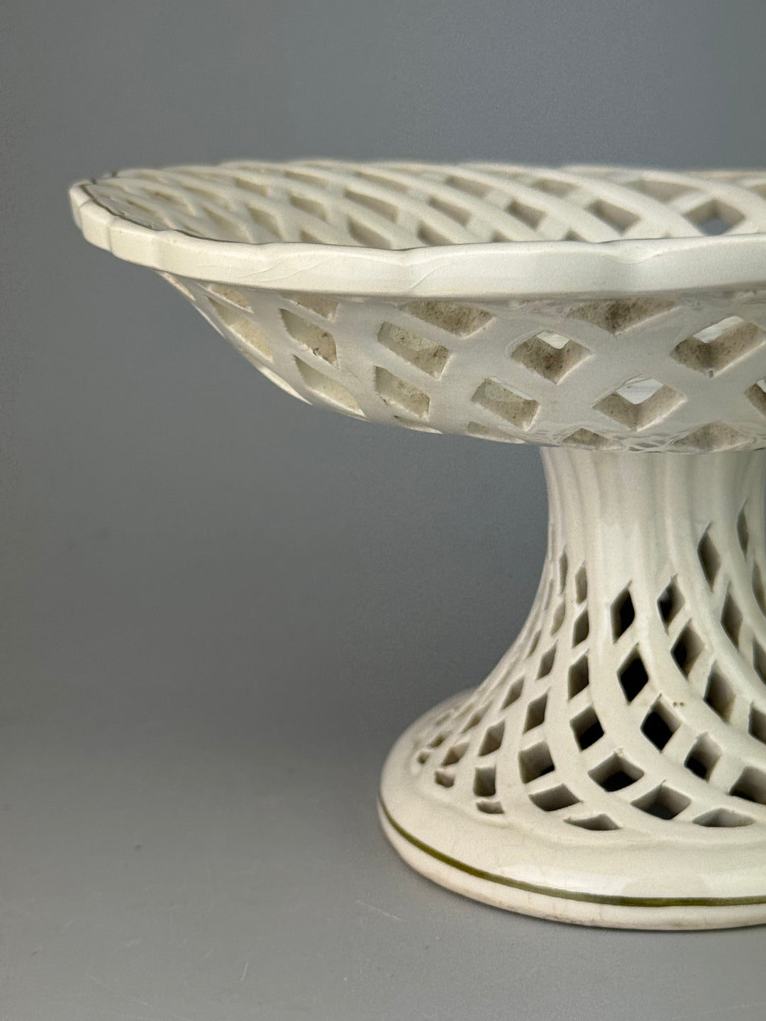 Alzata in ceramica traforata con fiori dipinti a mano manifattura A. Zen Nove