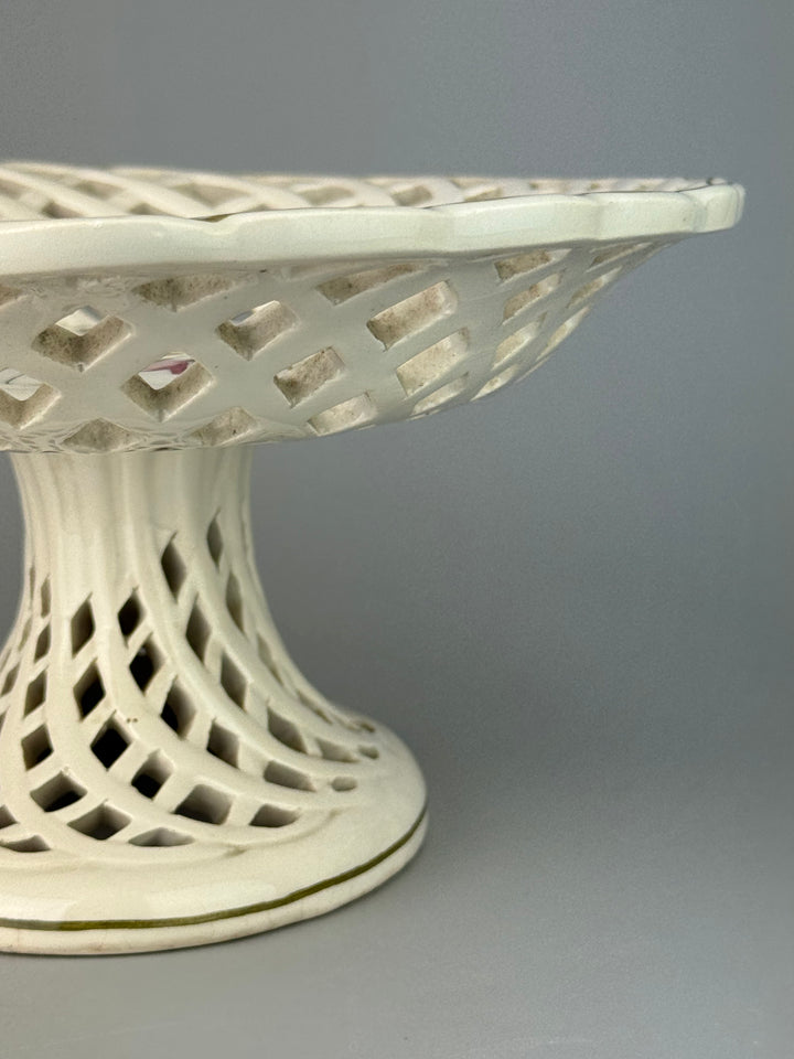 Alzata in ceramica traforata con fiori dipinti a mano manifattura A. Zen Nove