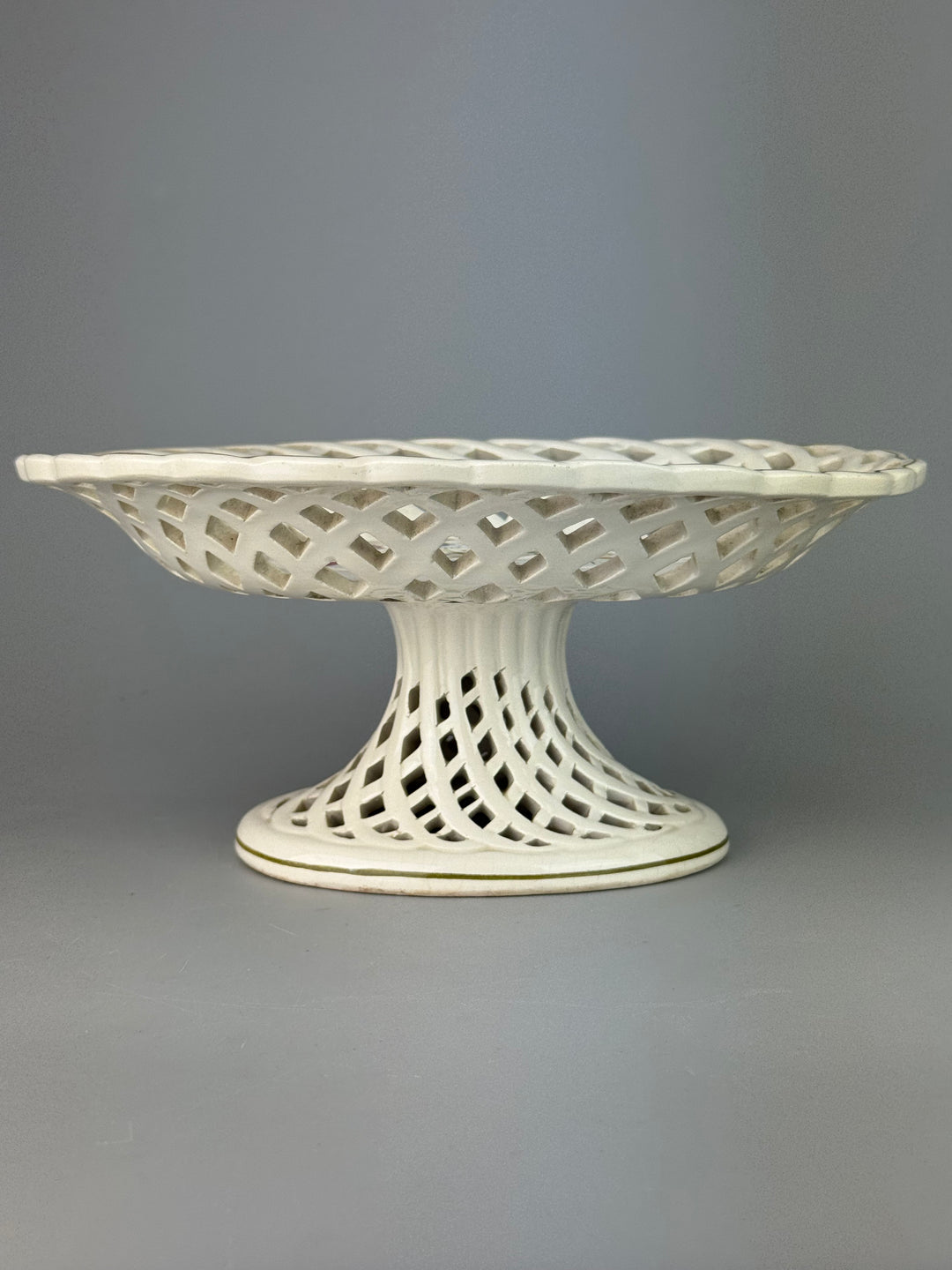 Alzata in ceramica traforata con fiori dipinti a mano manifattura A. Zen Nove
