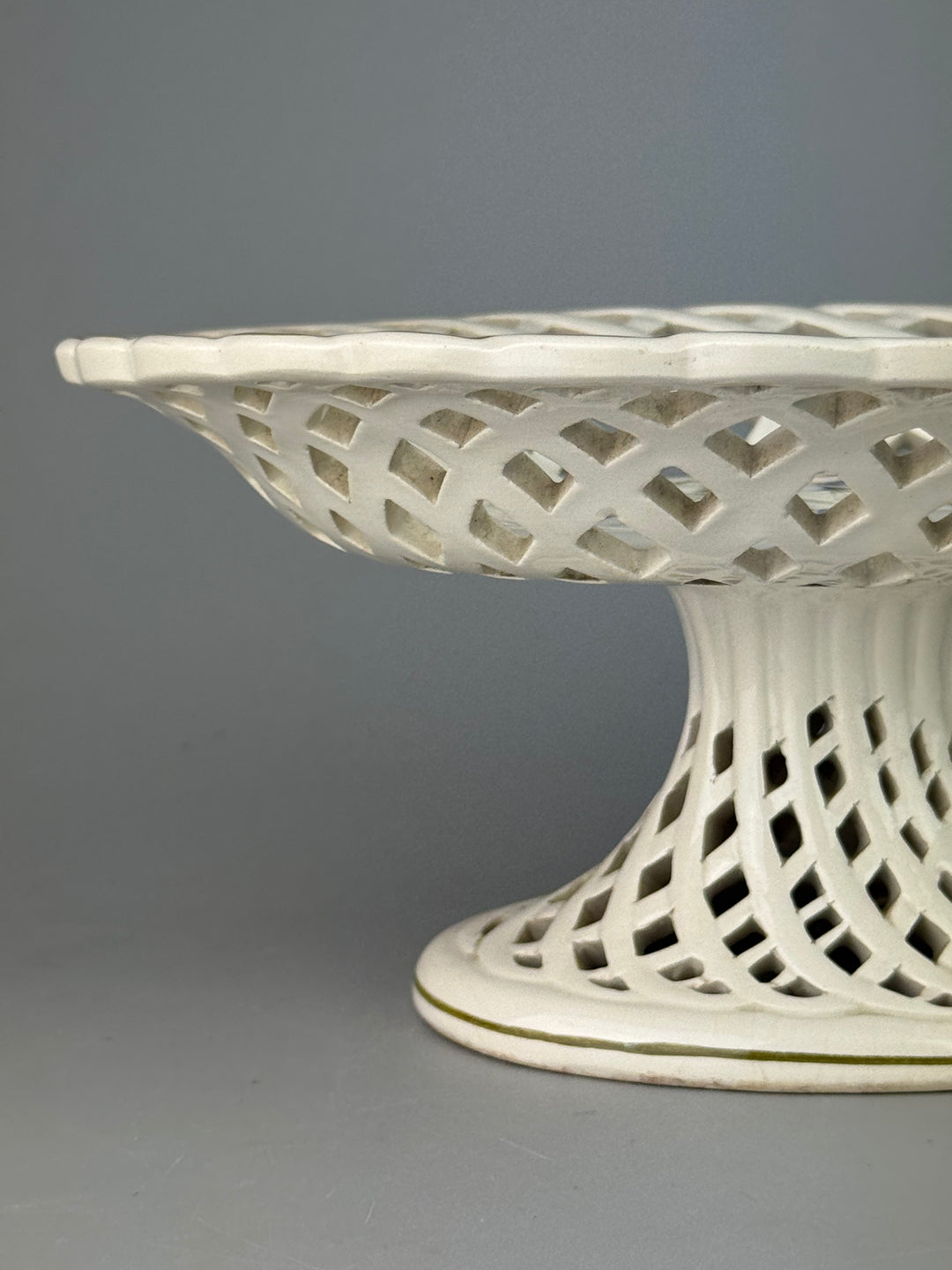 Alzata in ceramica traforata con fiori dipinti a mano manifattura A. Zen Nove