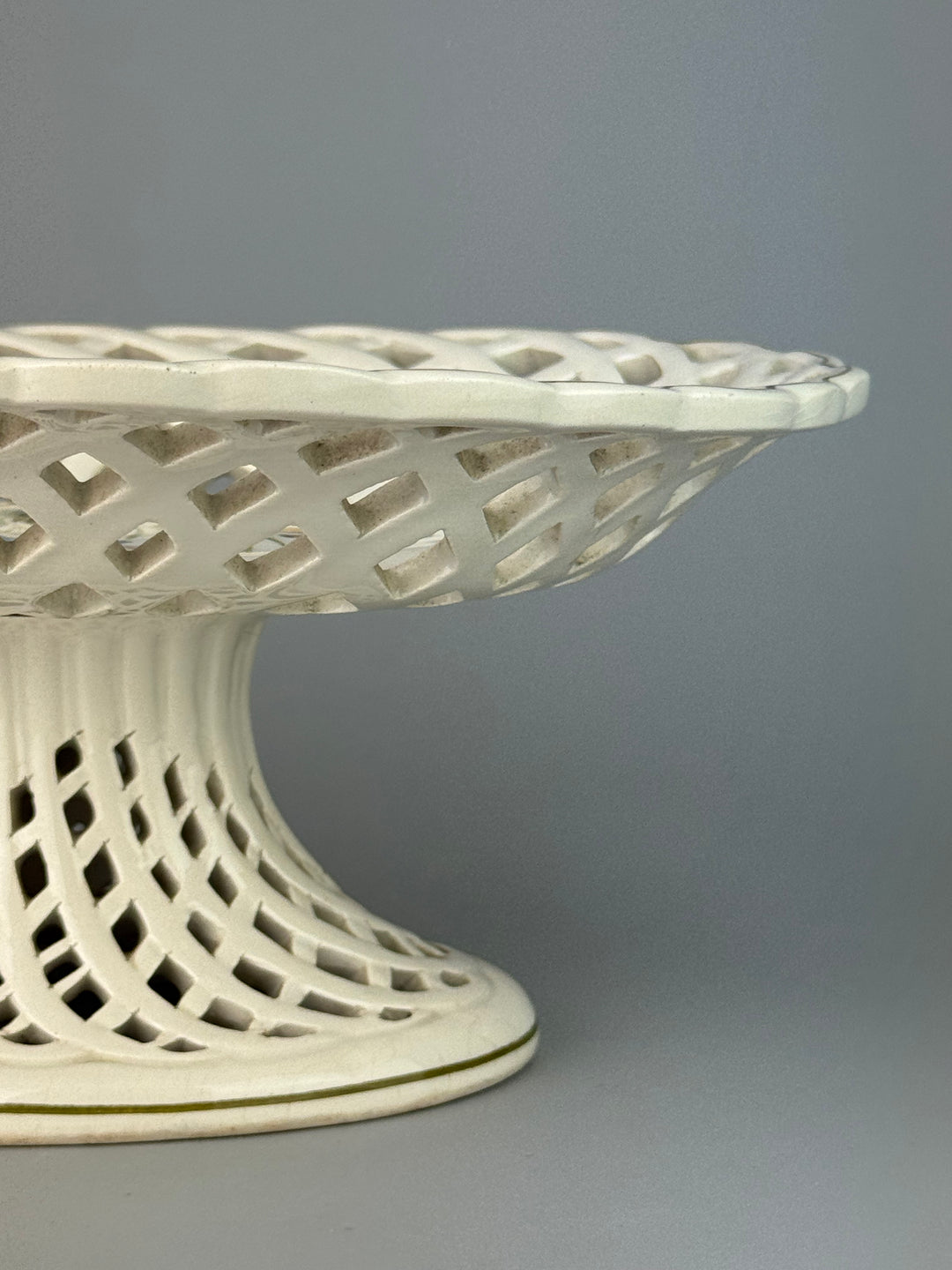 Alzata in ceramica traforata con fiori dipinti a mano manifattura A. Zen Nove