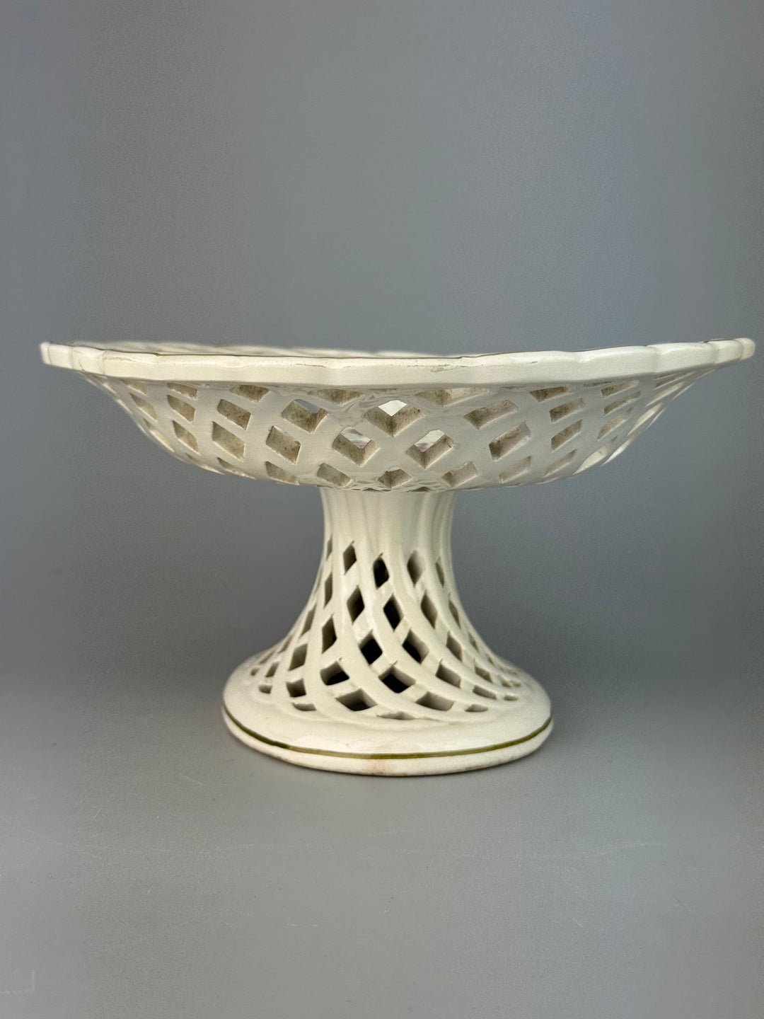 Alzata in ceramica traforata con fiori dipinti a mano manifattura A. Zen Nove