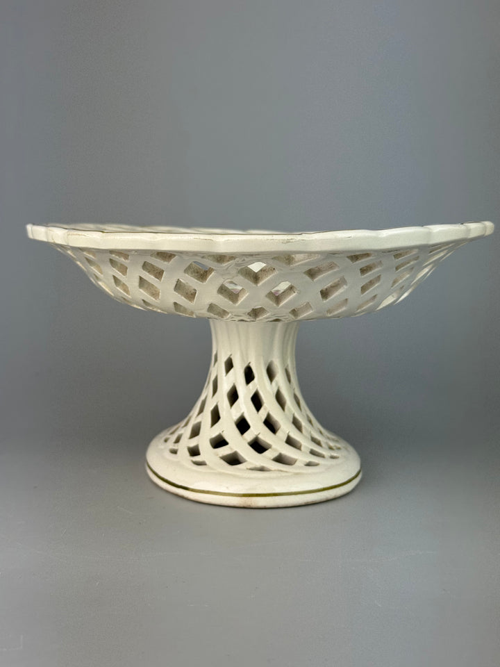 Alzata in ceramica traforata con fiori dipinti a mano manifattura A. Zen Nove