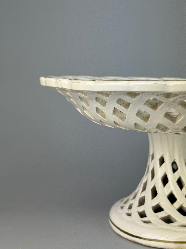 Alzata in ceramica traforata con fiori dipinti a mano manifattura A. Zen Nove