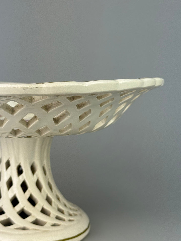 Alzata in ceramica traforata con fiori dipinti a mano manifattura A. Zen Nove